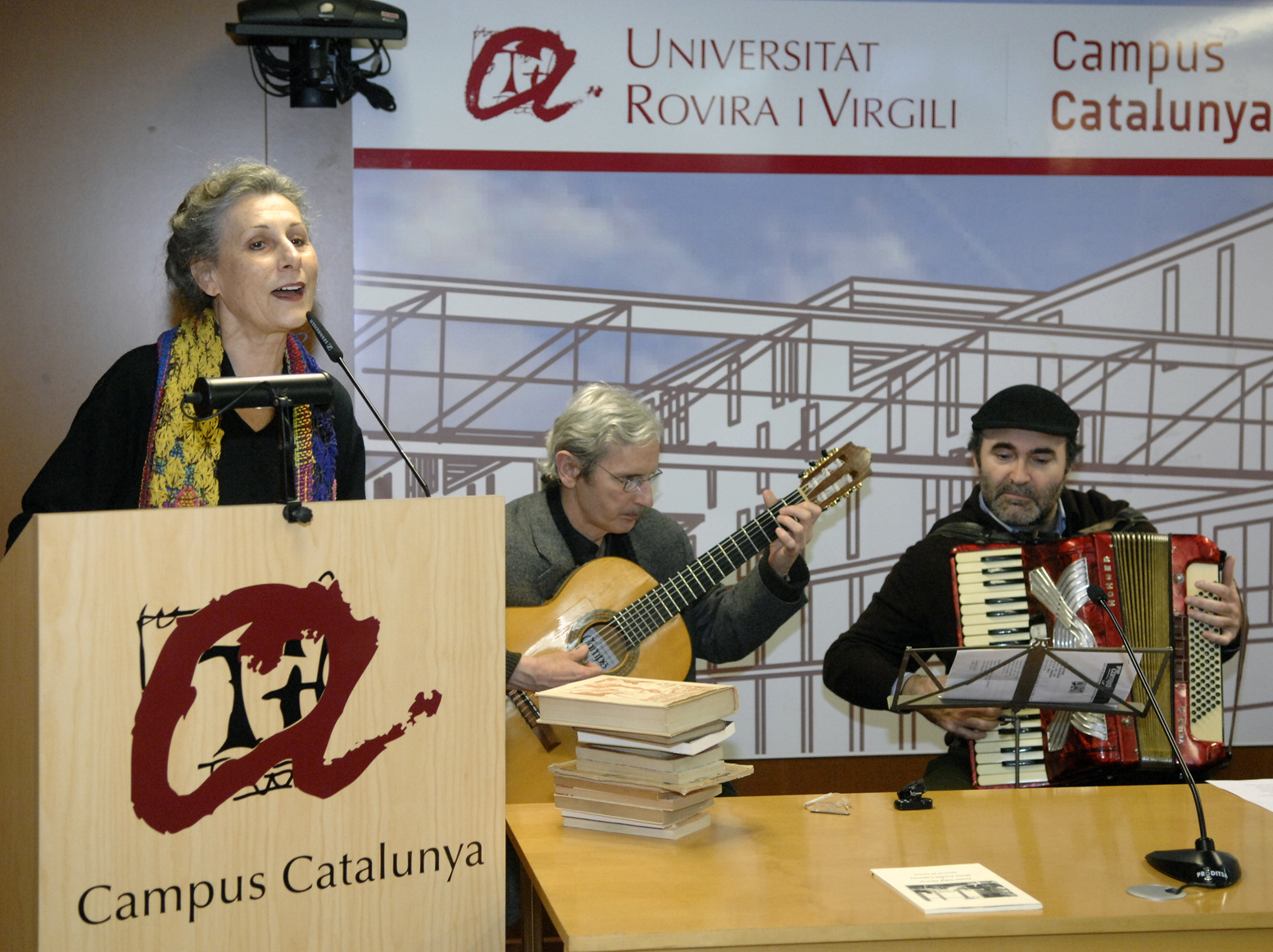 Un moment de l'actuació de Carme Sansa, acompanyada dels músics.