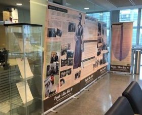 Exposició “Història i compromís de les germanes Úriz” al CRAI Campus Catalunya. A la vitrina, l'expedient personal d'Elisa Úriz Pi, conservat a l'Arxiu de la URV dins del fons de l'Escola Normal de Mestres (Foto: Mónica Bonillo) 