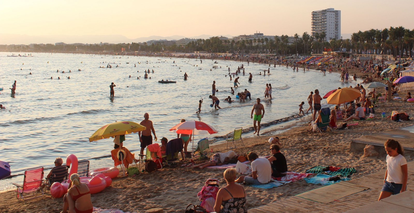 Els turistes de la Costa Daurada no renuncien al transport públic