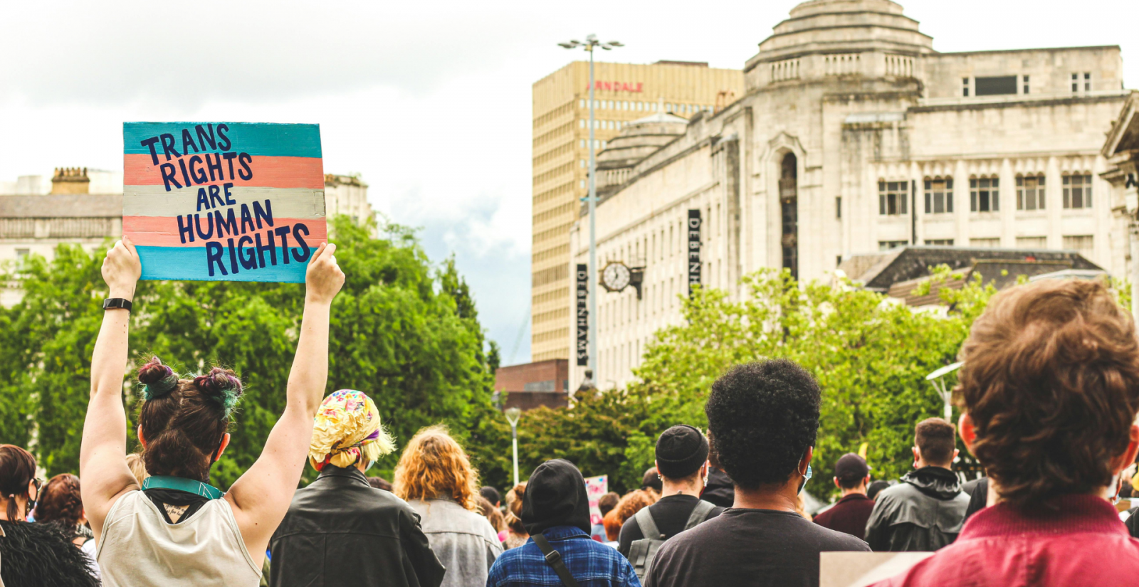 Homes, més religiosos i més agressius: el perfil amb més tendència a la transfòbia