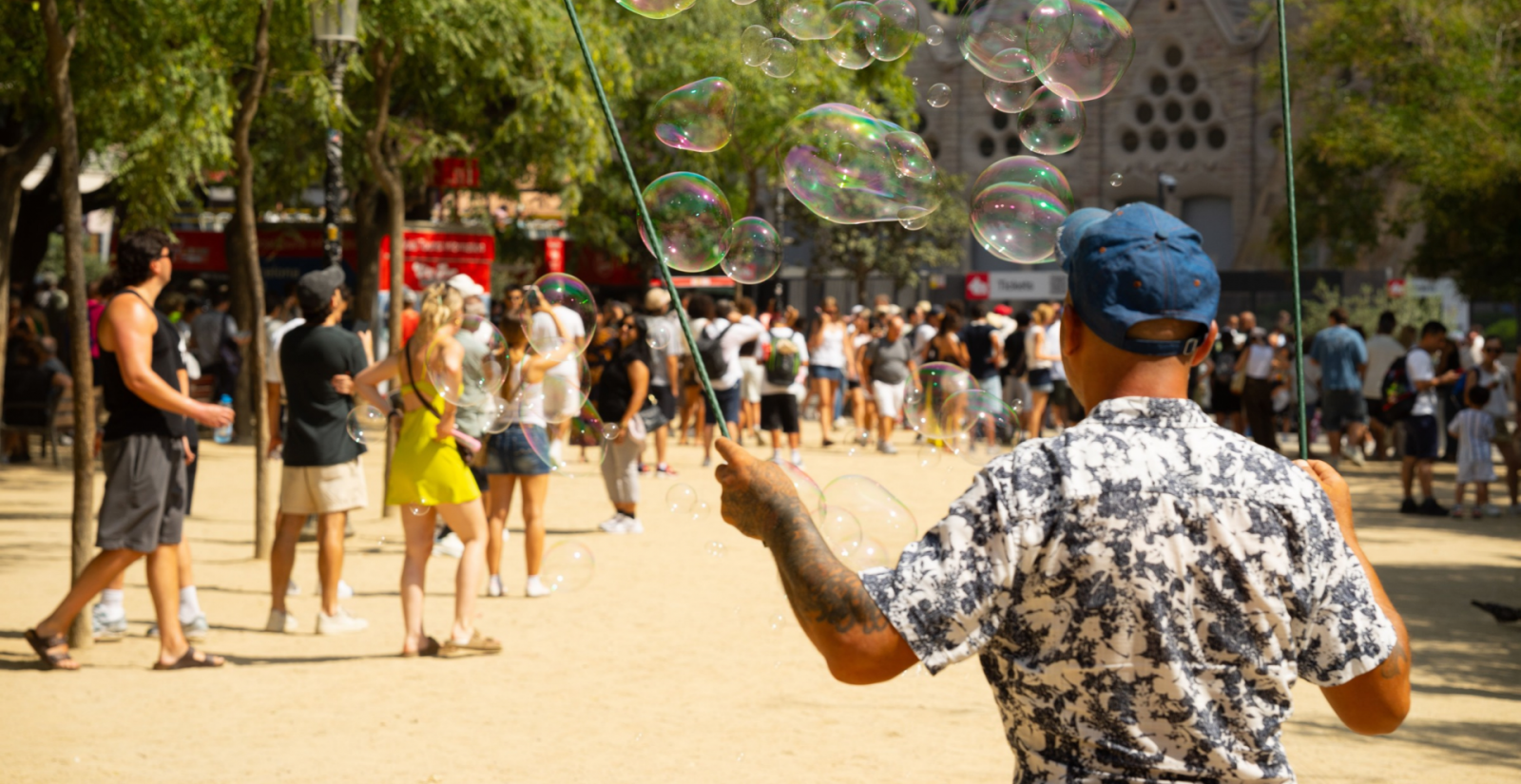 La pressió turística obliga els veïns de Barcelona a modificar els seus recorreguts i horaris